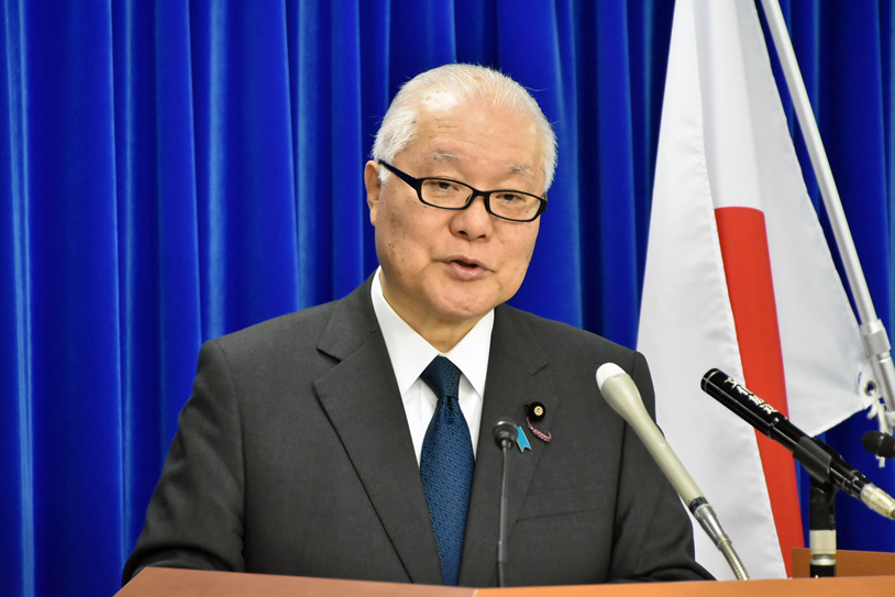 Japan To Roll Out New LLP Coverage Rule In October 18 Billion Yen   ◆大臣折衝事項を説明する武見厚労相 